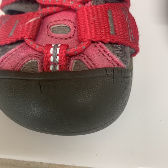 5/6 toddler Keen pink machine washable sandals. Size warn off on inside - Picture 2 of 3